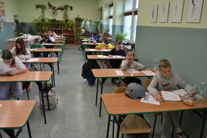 Zawodnicy piszący test na turnieju BRD