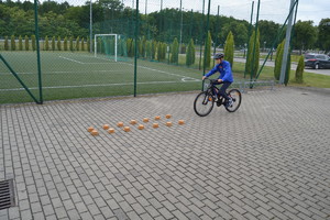 Zawodnik pokonujący tor rowerowy