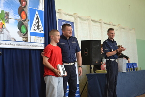 Policjant z wyróżnionym zawodnikiem