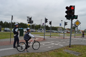 Zawodnik na rowerze na miasteczku rowerowym