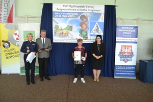 Laureat z osobami wręczającymi