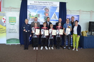 Laureaci ze statuetkami i osobami wręczającymi