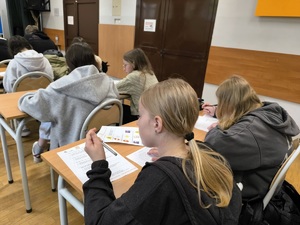 uczniowie zmagający się z testem wiedzy o ruchu drogowym