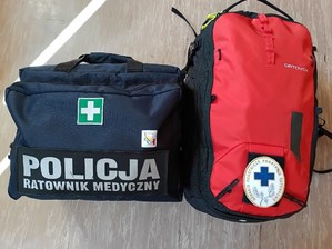 dwa zestawy ratownicze, jeden z logo GOPR, drugi z napisem Policja ratownik medyczny