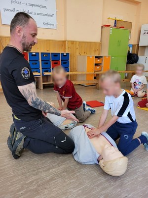 goprowiec i chłopcy przy fantomach