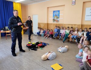 policjant i ratownik GOPR podczas prelekcji w przedszkolu
