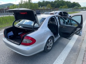 taksówka przewożąca oszustów