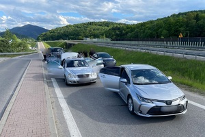 radiowozy policyjne i zatrzymana taksówka oszustów