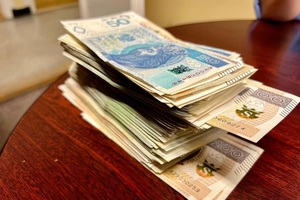 zabezpieczone banknoty leżące na kupce