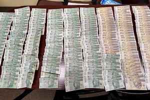 zabezpieczone banknoty ułożone na stole