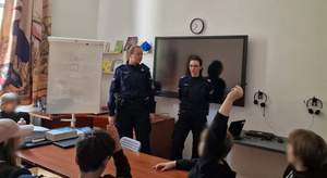 Policjanci rozmawiają z uczniami.