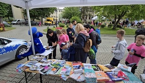 Policjantka wraz z uczestnikiem pikniku.