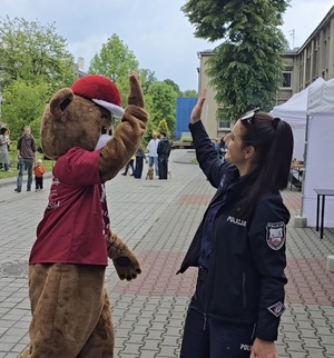 Policjantka wraz z maskotką organizatora.