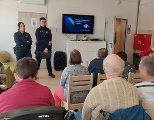 Policjanci prowadzą spotkanie z seniorami.