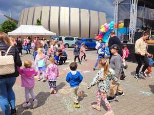 Dzieci podczas aktywności na pikniku.