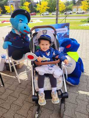 Chłopiec z maskotkami policyjnymi.