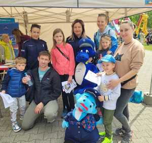 Policjantka z uczestnikami pikniku.