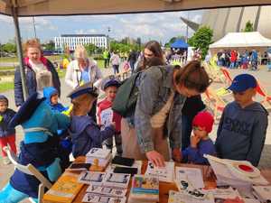 Uczestnicy pikniku przy stanowisku policyjnym.