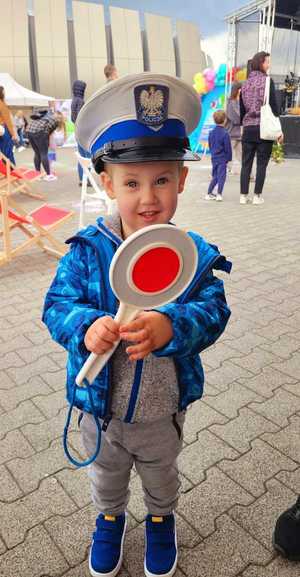 Chłopiec trzyma w ręce policyjny lizak.