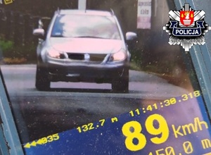 Laserowy miernik prędkości i samochód.