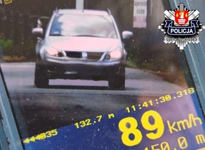 Laserowy miernik prędkości i samochód.