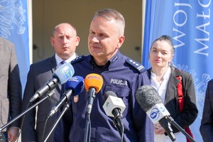 przemawia insp. Artur Bednarek – Komendant Wojewódzki Policji w Krakowie