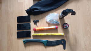 zabezpieczone niebezpieczne narzędzia, gaz, odzież oraz telefony komórkowe