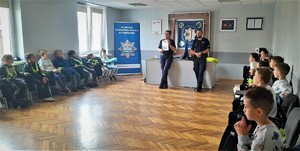 Uczniowie SP 3 Oświęcim podczas wizyty w KPP 22.05 policjanci podczas prelekcji