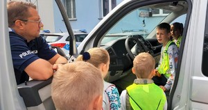 policjant prezentuje radiowóz