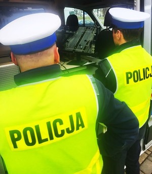 Policjanci ruchu drogowego ruchu drogowego oglądają na monitorze obraz z kamery drona.