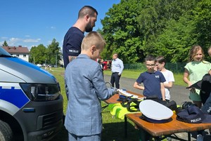 Policjant z dziećmi na pikniku.