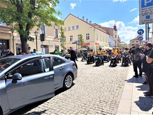 Policjanci zabezpieczają rajd motocyklistów.
