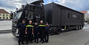 Policjanci na tle pojazdu Escapetruck. Ujęcie 3