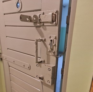 Uchylone drzwi do celi.