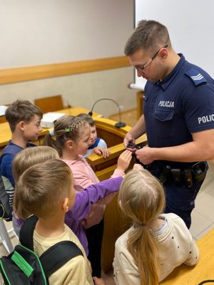 Policjant stojący z dziecmi