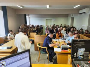 Sala rozpraw w tle siedzący uczniowie