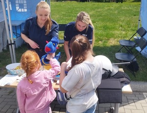 policjantki rozdają maskotki