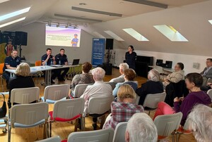 Policjanci w trakcie spotkania z seniorami.