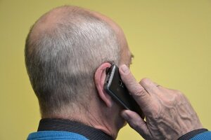 starszy mężczyzna rozmawiający przez telefon komórkowy