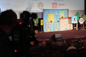 widok na pustą scenę