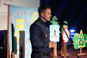 Przemawia zastępca komendanta wojewódzkiego policji w krakowie