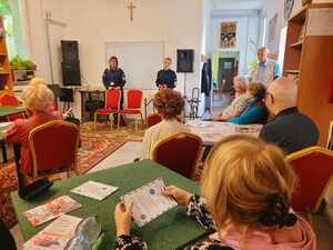 policjantki prowadzą prelekcję w klubie seniora