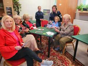 policjantki z seniorkami podczas zajeć edukacyjnych