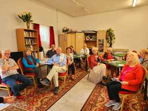 seniorzy podczas prelekcji z policjantkami