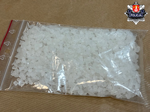 woreczek z zawartością kryształów mefedronu