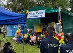dwóch umundurowanych policjantów oberwuje osoby zgromadzone przy scenie
