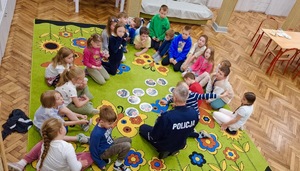 Dzieci z policjantem w czasie gry.