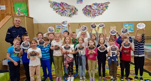 Policjant razem z dziećmi.