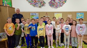 Policjant razem z grupą dzieci.