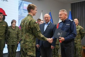 Komendant Wojewódzki Policji w Krakowie wręcza akt mianowania